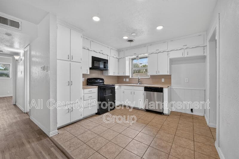 Bedford House: 2024 Charleston Drive