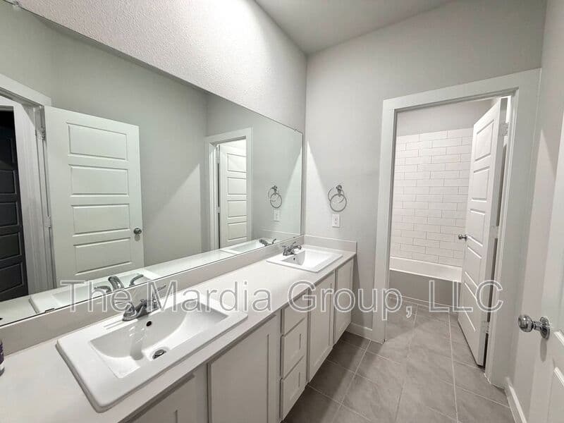 Waxahachie House: 588 Moonrise St