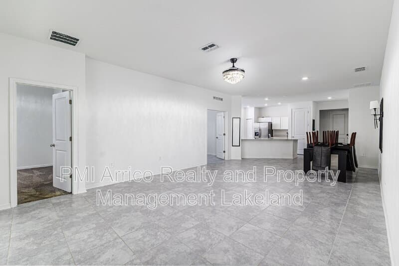 Winter Haven House: 1228 Tyler Lp