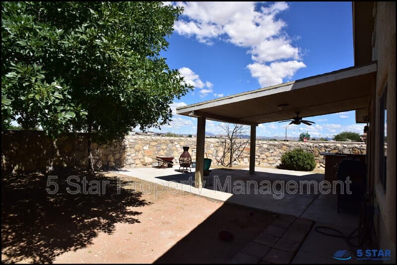 El Paso House: 14325 Island Point Drive