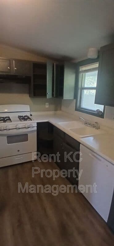 Independence House: 412 N Cochise Dr