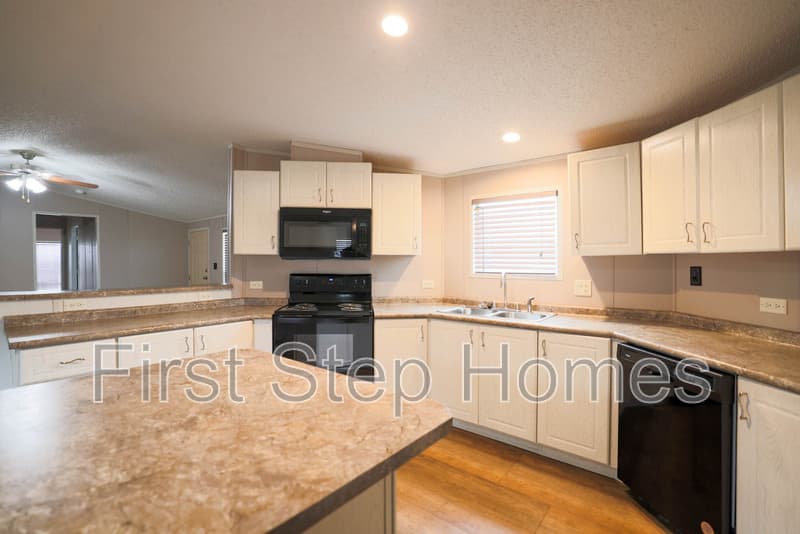 Tyler House: 1114 Tres Picos St