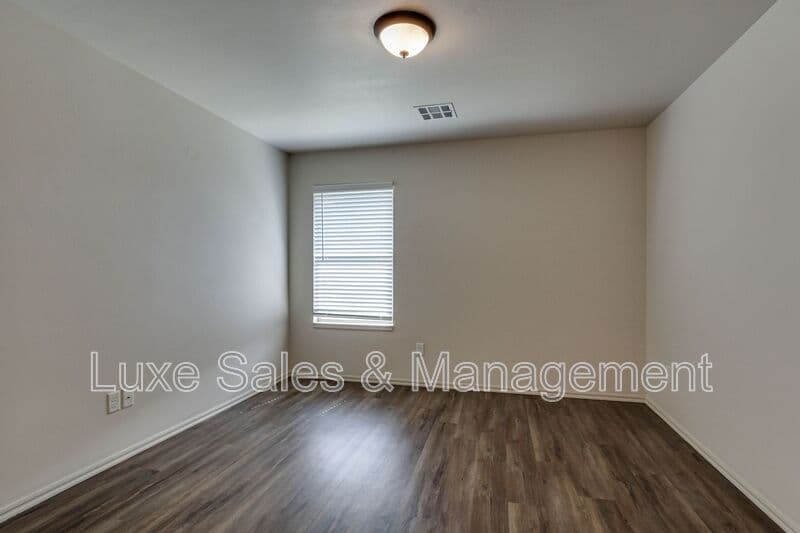 Edmond House: 341 Chalk Hill Ct