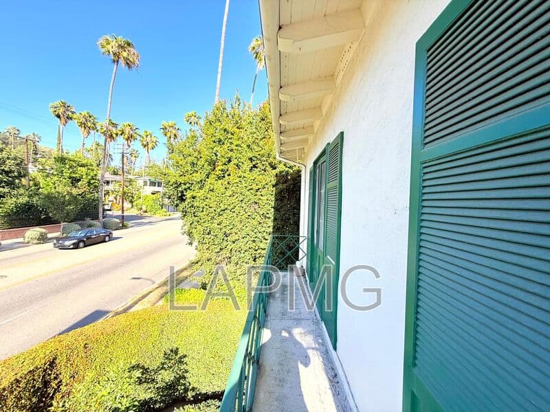 Los Angeles House: 7660 Hollywood Boulevard