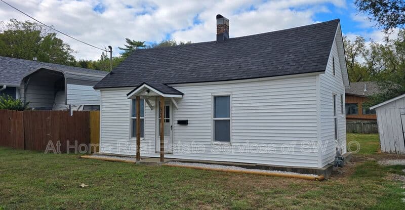 Springfield House: 521 W High St