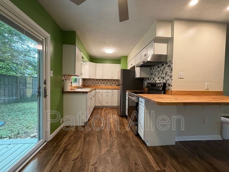 Fairview House: 14 Fox Run Pl