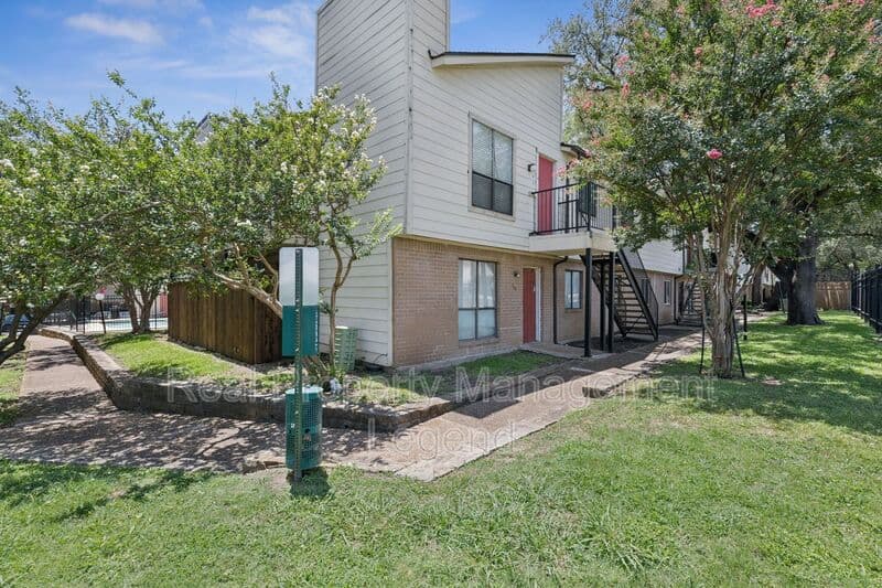 Dallas House: 6646 E Lovers Lane