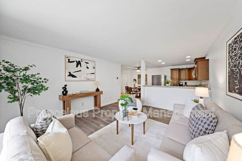 San Diego House: 6780 Friars Rd