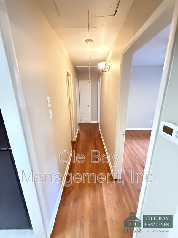 Mobile House: 108 Hilltop Dr E