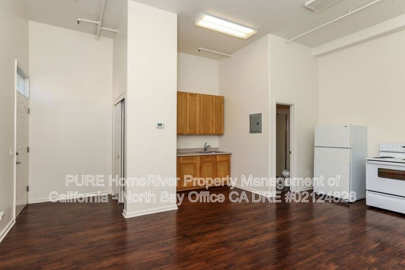 Cloverdale House: 154 Railroad Avenue