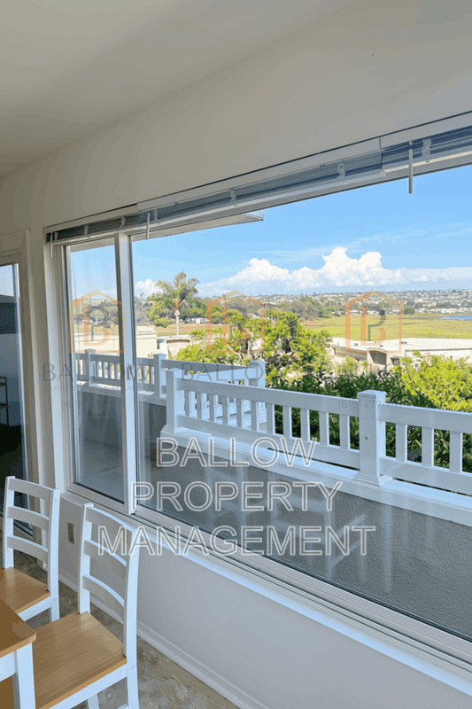 San Diego House: 3991 Crown Point Dr