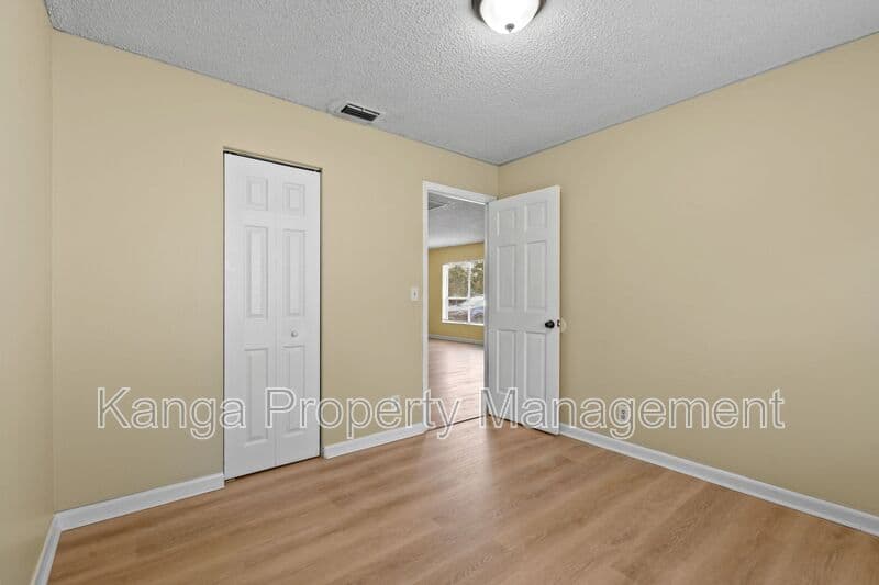 Greenacres House: 6126 Wauconda Way E