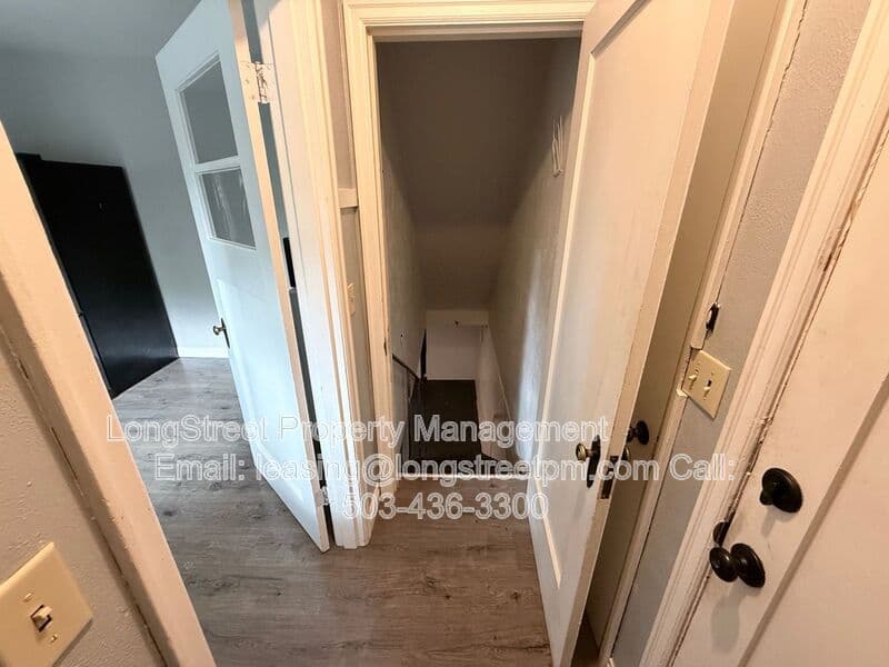 Salem House: 390 23rd St SE
