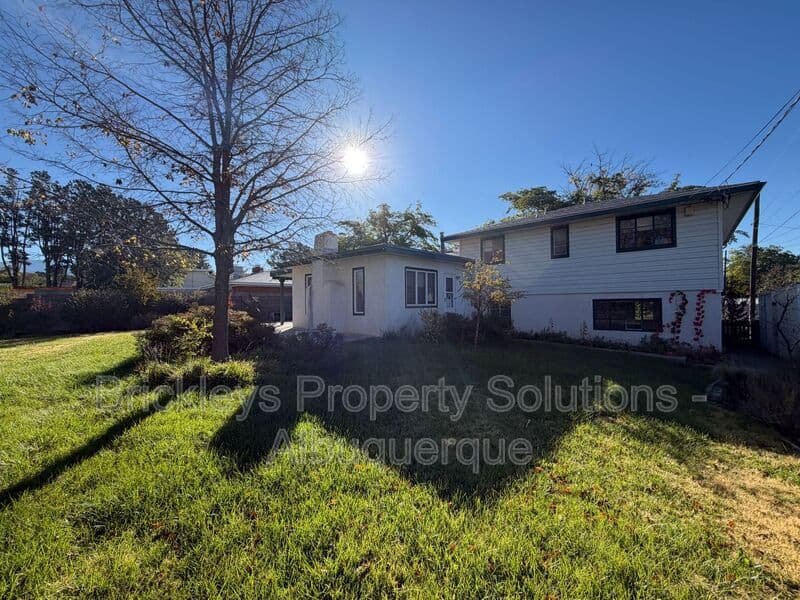 Albuquerque House: 7121 Edwina Ave NE