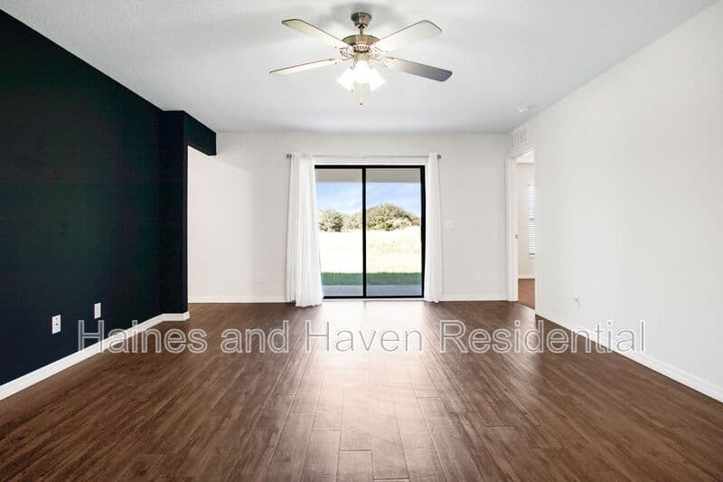 Dundee House: 1503 Swan Lake Cir