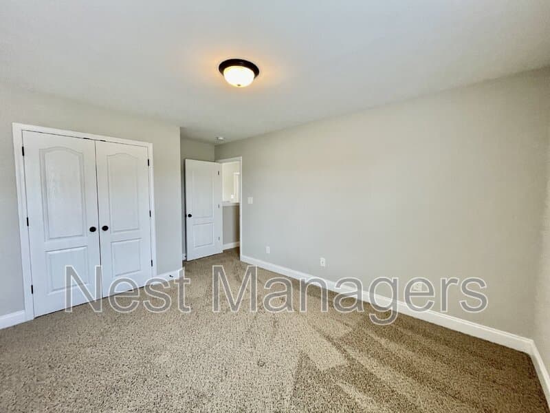 Hope Mills House: 5849 Crepe Myrtle Drive