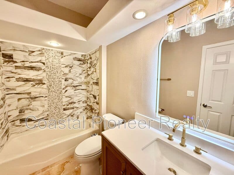 Largo House: 10334 Longwood Dr