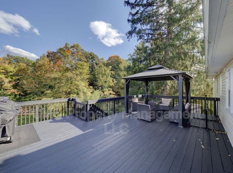 Bloomingdale House: 128 Reeve Ave