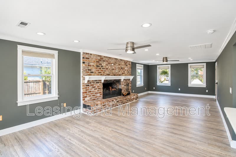 Charleston House: 823 Jordan Street