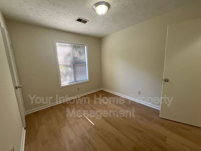 Kennesaw House: 3352 Hogan Dr.