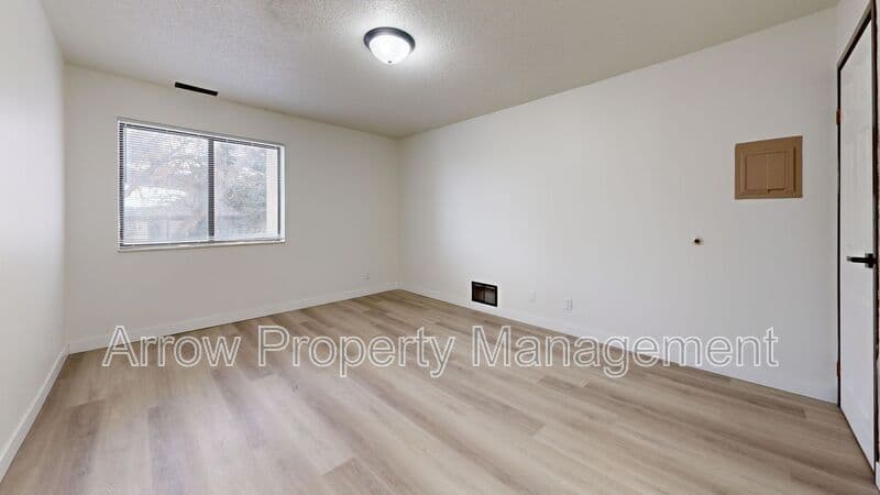 Bismarck House: 201 E Arbor-104E