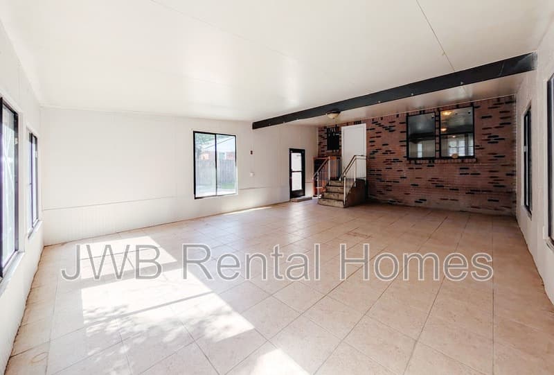 Jacksonville House: 768 Gardenia Ln