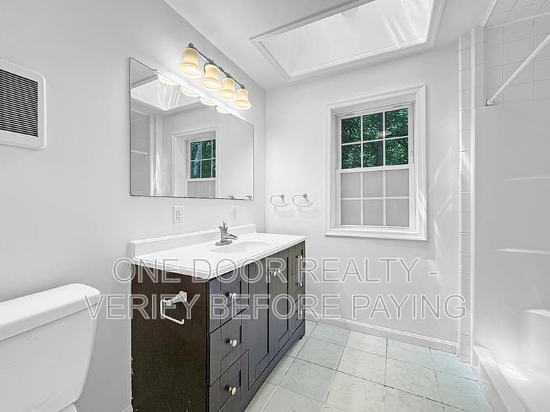 Williamsburg House: 712 Powell Street