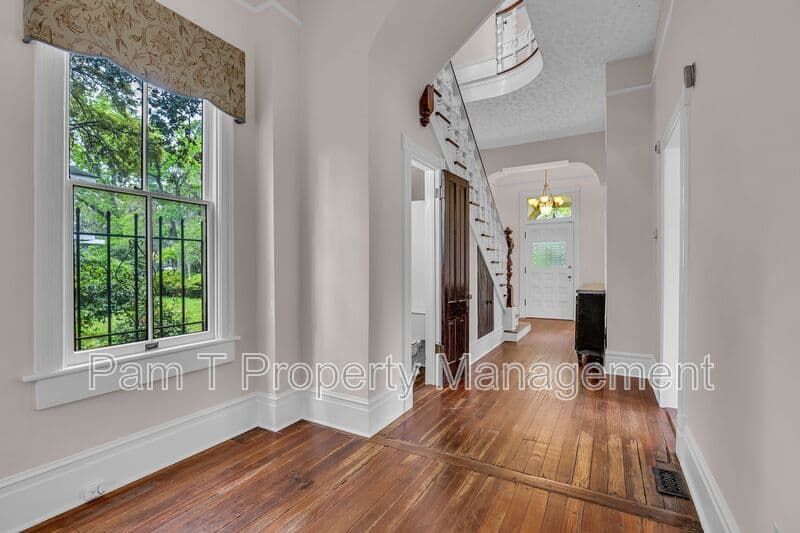 Savannah House: 201 W 37th St