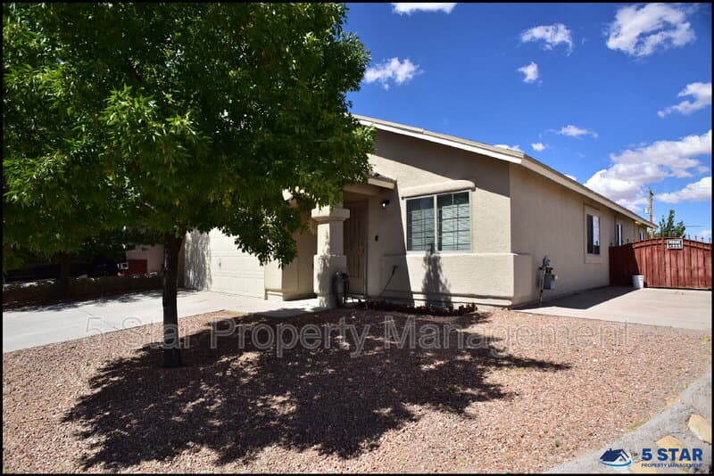 El Paso House: 14325 Island Point Drive