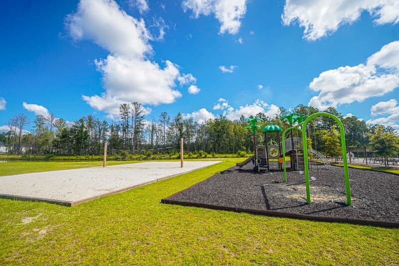 Bloomingdale House: 128 Kingswood Cir