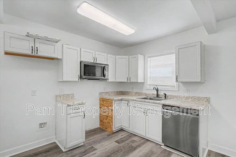 Savannah House: 1200 E 37th St