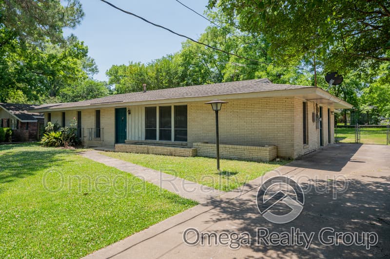 Montgomery House: 3180 Fernway Dr