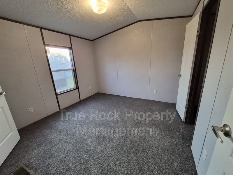 Ada House: 16213 County Road 1525