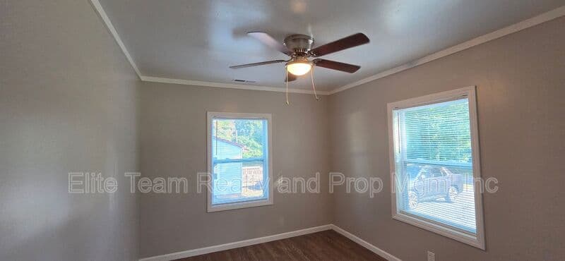 Kings Mountain House: 918 Mountain Crest Dr