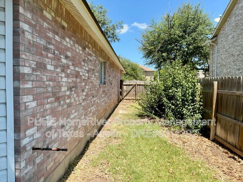 Cedar Park House: 1614 Paper Moon Dr