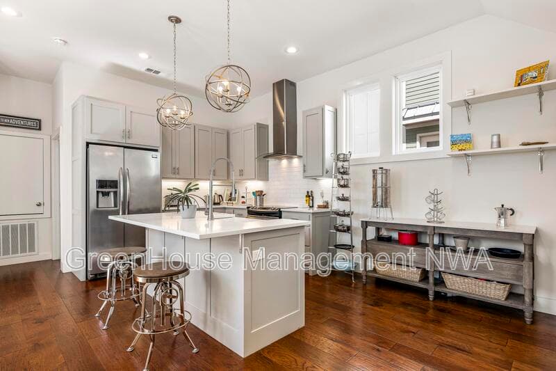Bentonville House: 636 SW B ST