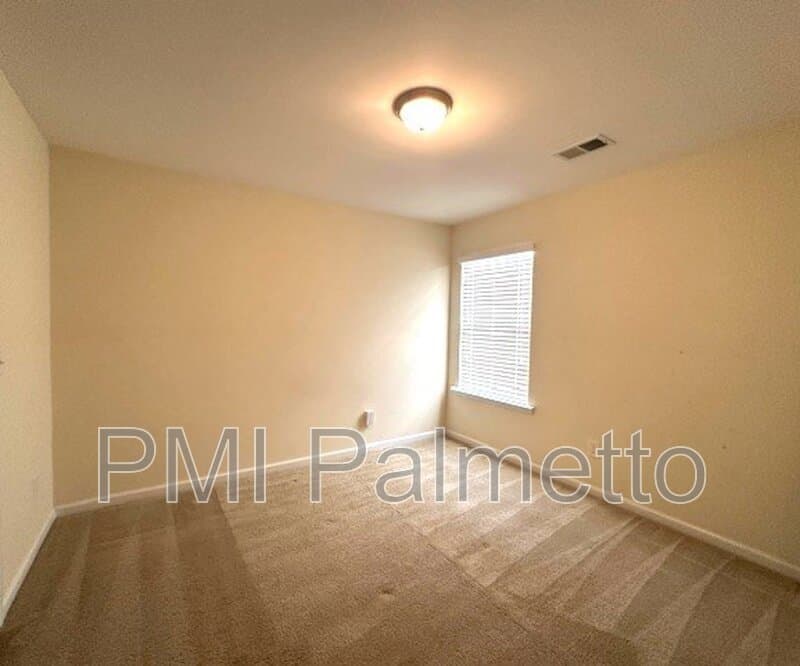 Columbia House: 414 Hawkeye Ct