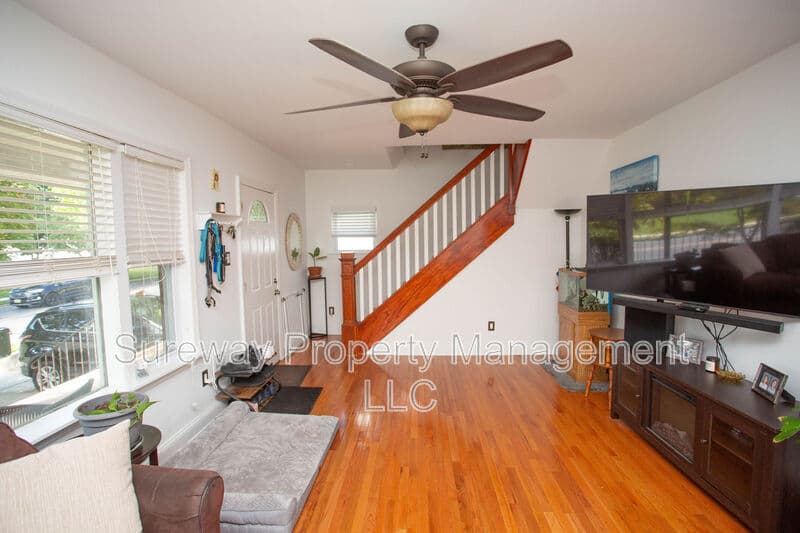 Magnolia House: 417 N Warwick Rd