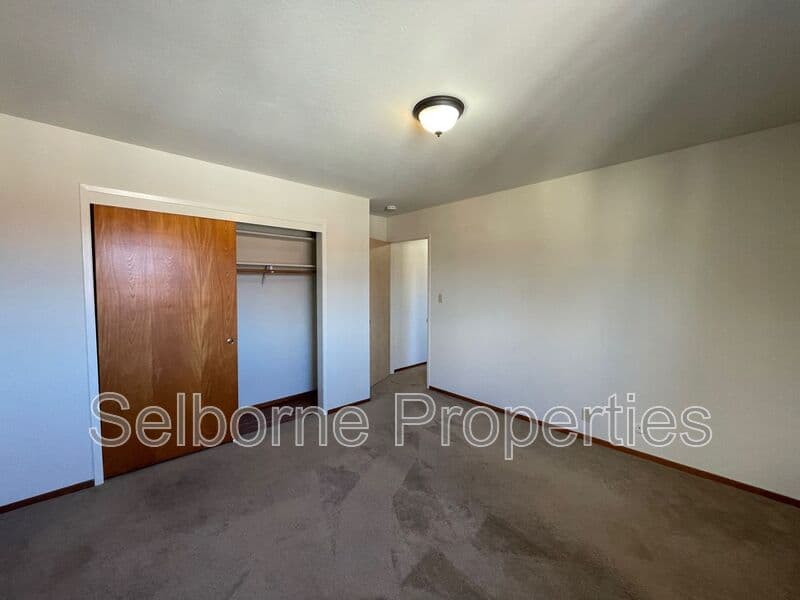 Oakland House: 2500 Ivy Dr.