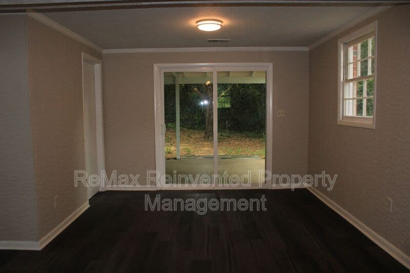 Aiken House: 3328 Vaucluse Rd.