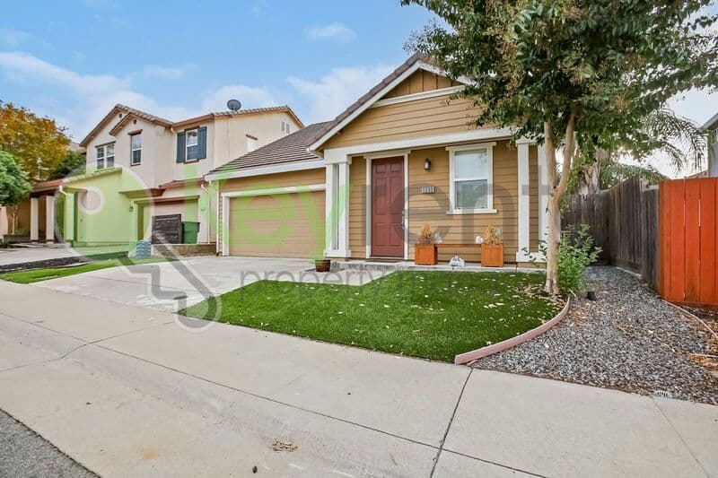 Roseville House: 1233 Manza Circle