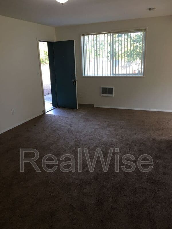 Gresham Condo: 17838 NE Multnomah Dr