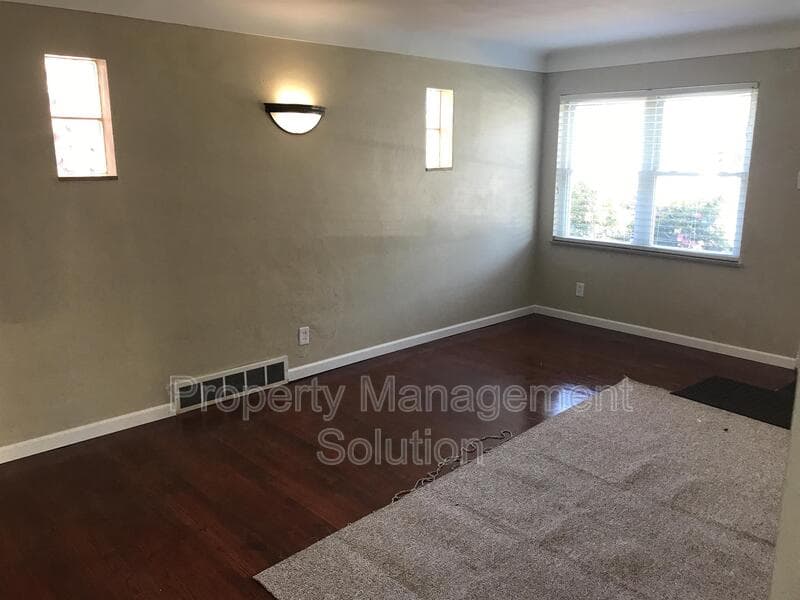 Saint Louis House: 4737 Plover