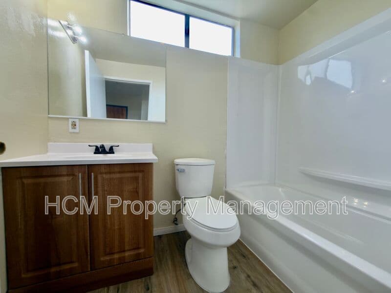San Pedro House: 922 W 25th St