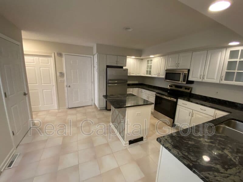 East Amherst House: 71 Berwick Ln
