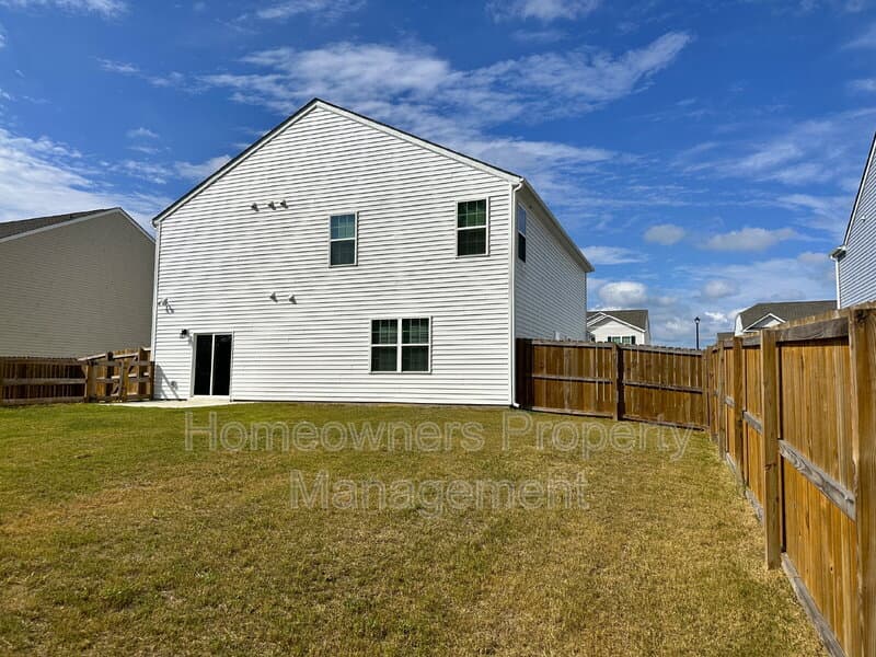 Fayetteville House: 5611 Tantobie Rd