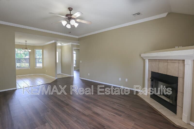 Centerton House: 1071 Evergreen St