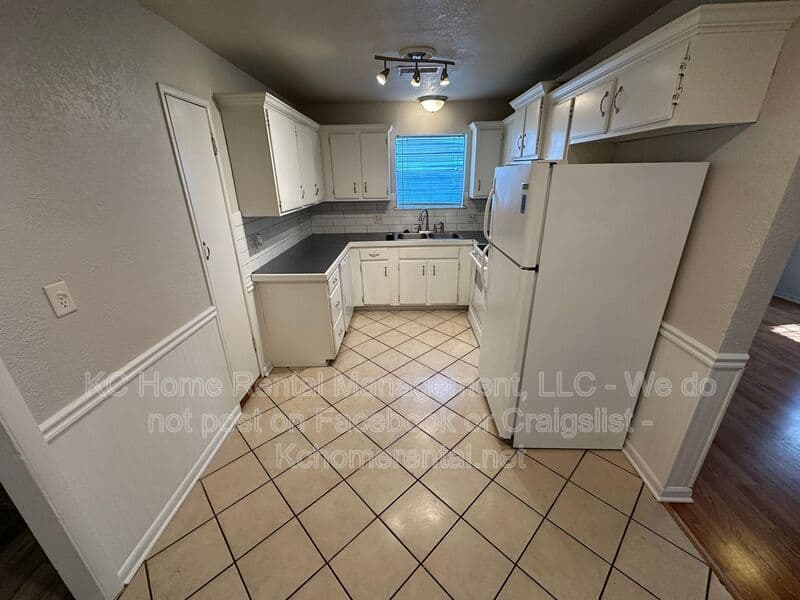 Kansas City House: 214 E 79th St