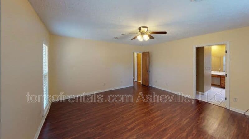 Hendersonville House: 135 Cold Springs Road