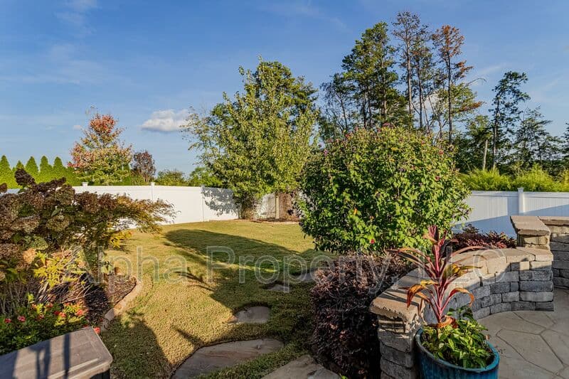 Greenville House: 14 Burl Ct